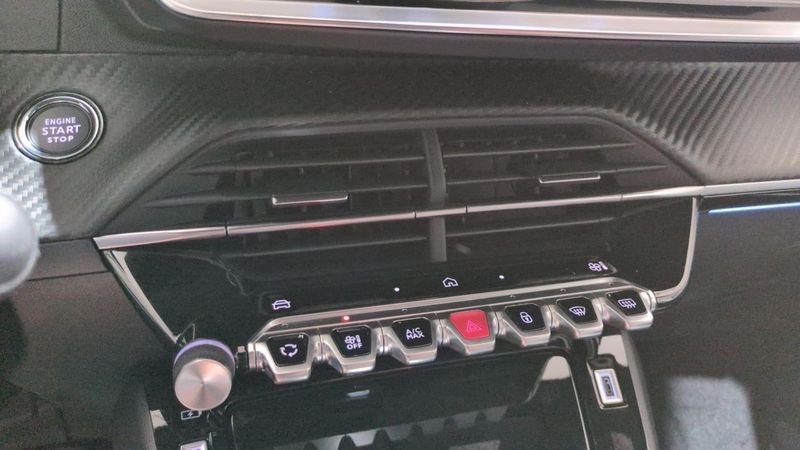 Peugeot 208 Hybrid 110 e-dcs6 gt + angles morts + navi