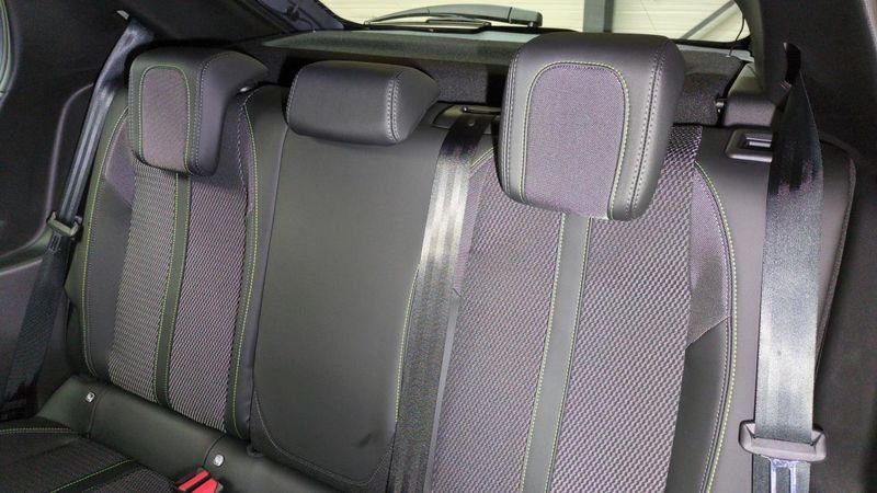 Peugeot 208 Hybrid 110 e-dcs6 gt + angles morts + navi