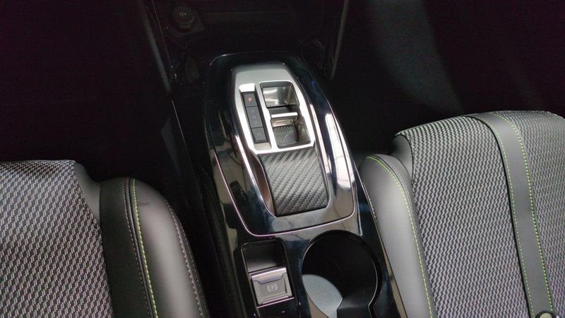 Peugeot 208 Hybrid 110 e-dcs6 gt + angles morts + navi