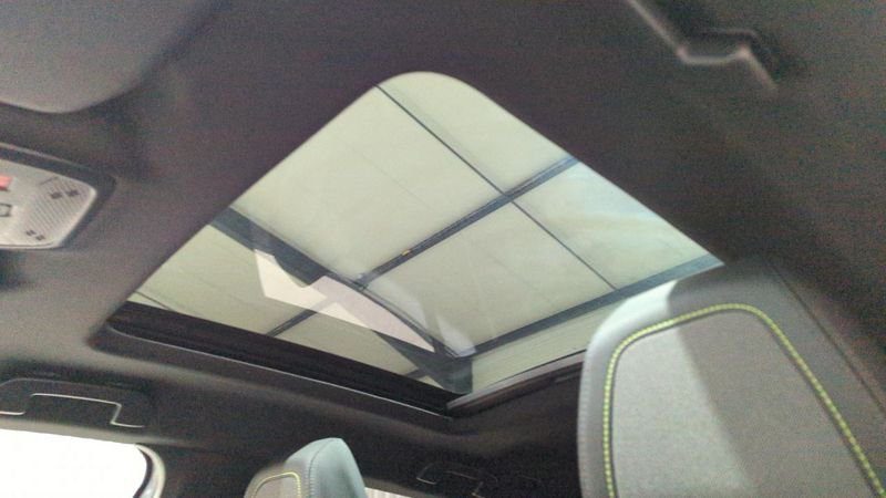 Peugeot 2008 nouveau Hybrid 136 e-dcs6 gt + angles morts + toit pano