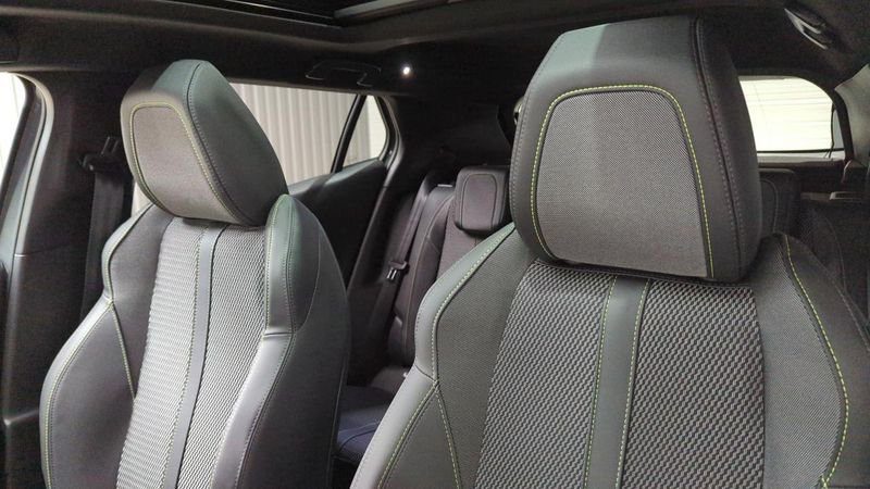 Peugeot 2008 nouveau Hybrid 136 e-dcs6 gt + angles morts + toit pano