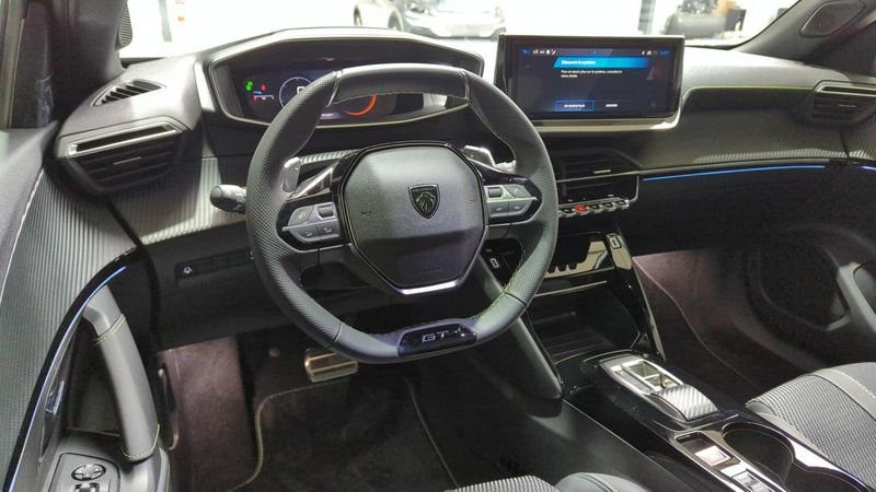 Peugeot 2008 nouveau Hybrid 136 e-dcs6 gt + angles morts + toit pano