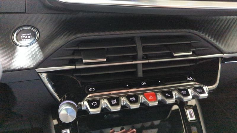 Peugeot 2008 nouveau Hybrid 136 e-dcs6 gt + angles morts + toit pano