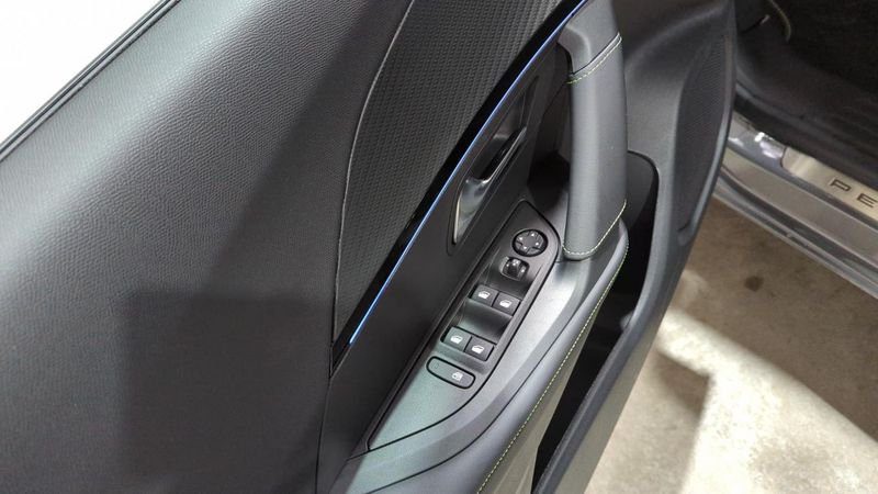 Peugeot 2008 nouveau Hybrid 136 e-dcs6 gt + angles morts + toit pano