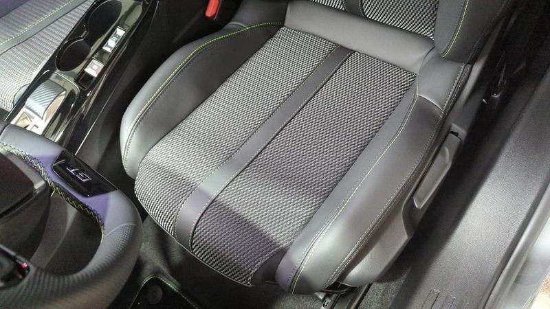 Peugeot 2008 nouveau Hybrid 136 e-dcs6 gt + angles morts + toit pano