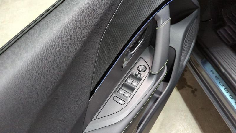 Peugeot 2008 nouveau Hybrid 136 e-dcs6 gt + grip control + toit pano