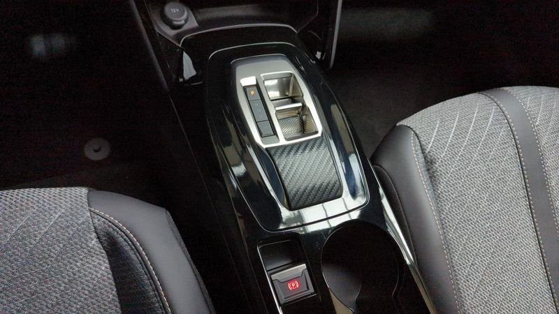 Peugeot 2008 nouveau Hybrid 136 e-dcs6 allure + pack vision & drive assist plus