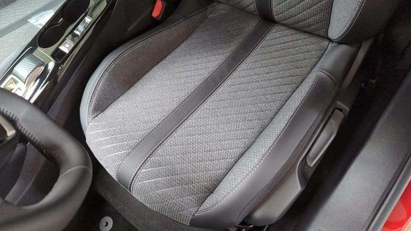 Peugeot 2008 nouveau Hybrid 136 e-dcs6 allure + pack vision & drive assist plus