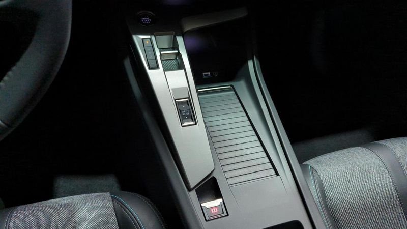 Peugeot 408 Puretech 130 ch s&s eat8 allure + pack vision 360