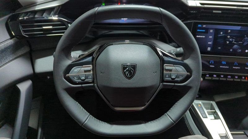 Peugeot 408 Puretech 130 ch s&s eat8 allure + pack vision 360