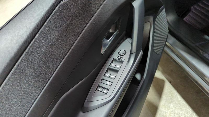 Peugeot 408 Puretech 130 ch s&s eat8 allure + pack vision 360