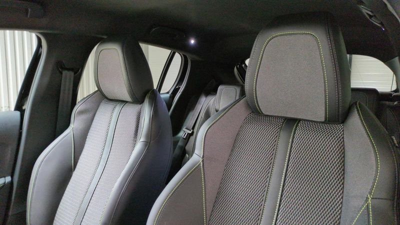 Peugeot 208 Hybrid 110 e-dcs6 gt + angles morts + navi