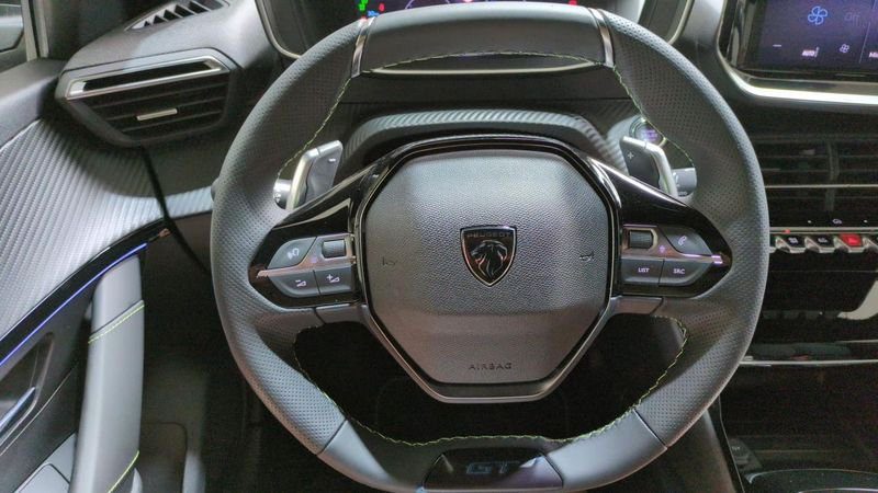 Peugeot 208 Hybrid 110 e-dcs6 gt + angles morts + navi