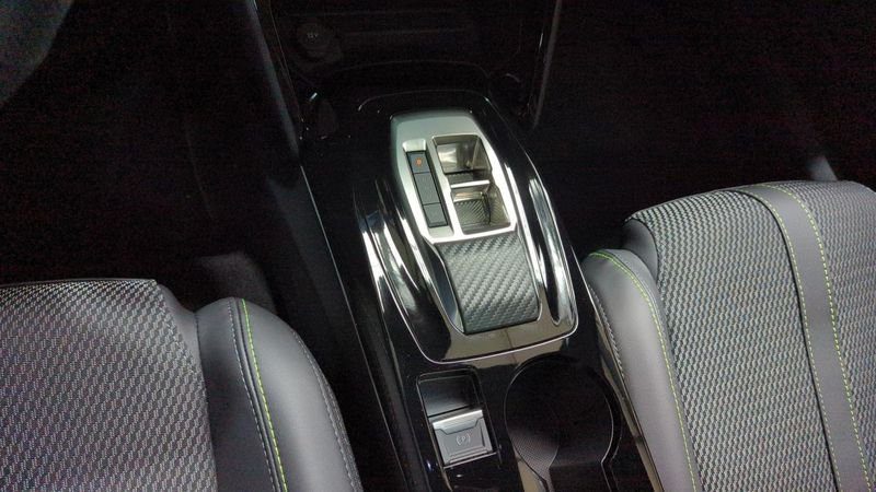 Peugeot 2008 nouveau Hybrid 136 e-dcs6 gt + angles morts + toit pano