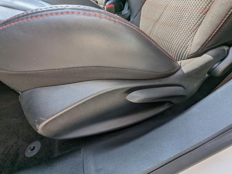 Peugeot 208 1.2i Pure Tech 12V S&S - 110 BERLINE GT Line