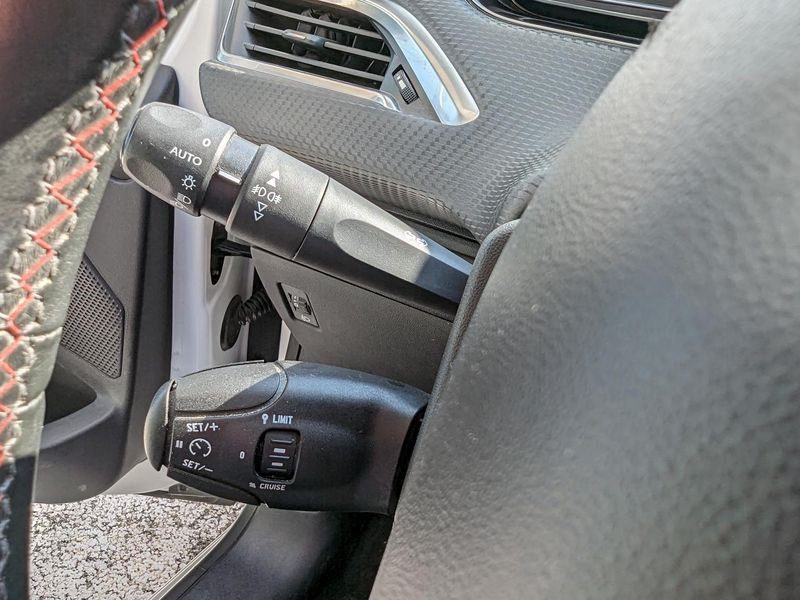 Peugeot 208 1.2i Pure Tech 12V S&S - 110 BERLINE GT Line