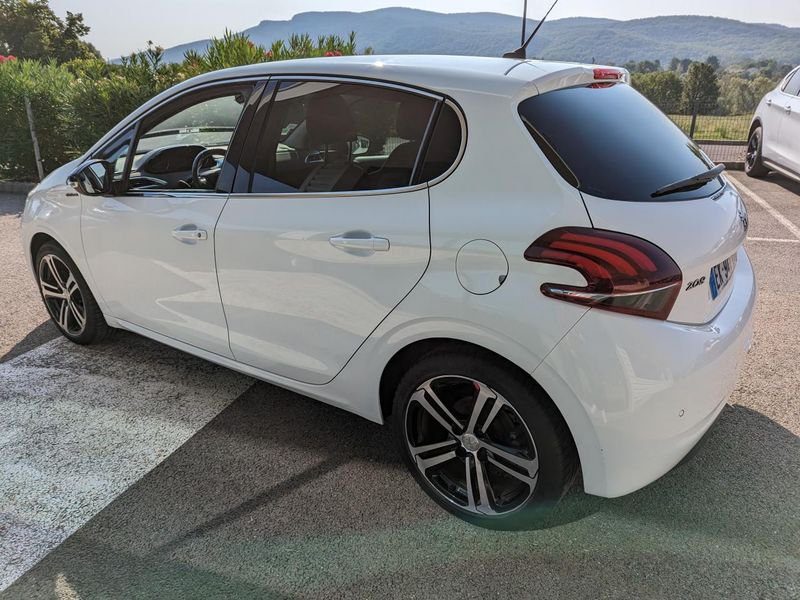 Peugeot 208 1.2i Pure Tech 12V S&S - 110 BERLINE GT Line