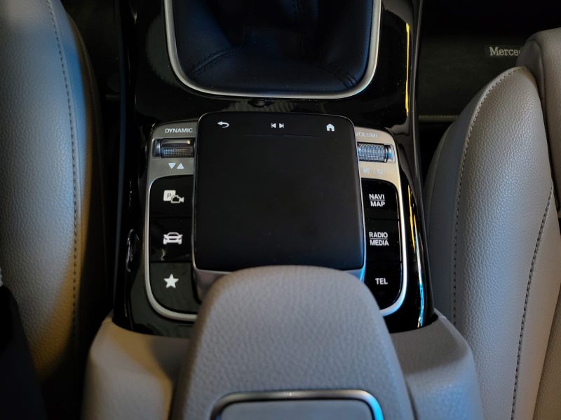 MERCEDES CLASSE A 180 136cv PROGRESSIVE LINE / TOIT OUVRANT + ATTELAGE + CUIR BLANC /