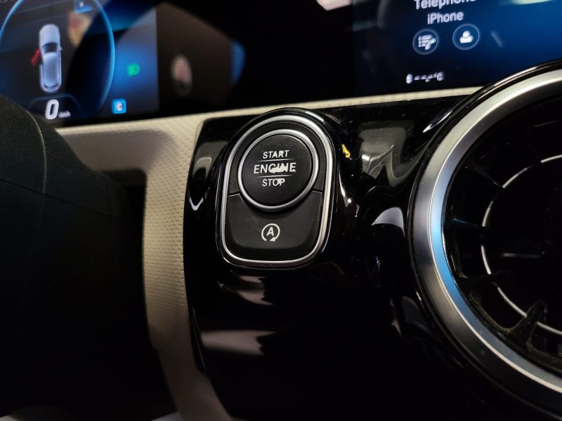 MERCEDES CLASSE A 180 136cv PROGRESSIVE LINE / TOIT OUVRANT + ATTELAGE + CUIR BLANC /