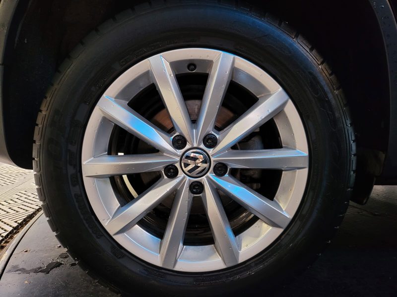 VOLKSWAGEN TIGUAN 2.0 TDI BlueMotion 110CV SERIE SPECIALE MATCH / TOIT OUVANT + CAMERA DE RECUL /