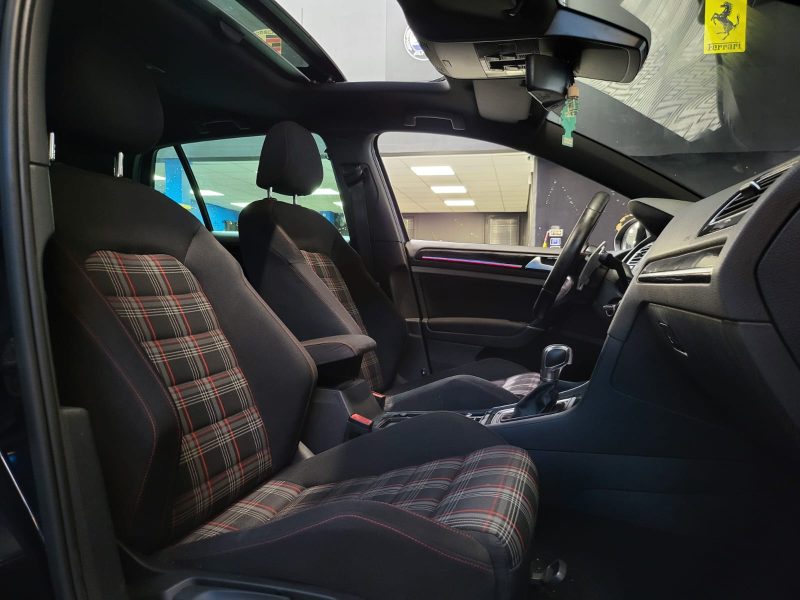 VOLKSWAGEN GOLF GTI 2.0 220cv / TOIT OUVRANT + DEMI LIGNE MILTEK + APPLE CARPLAY /