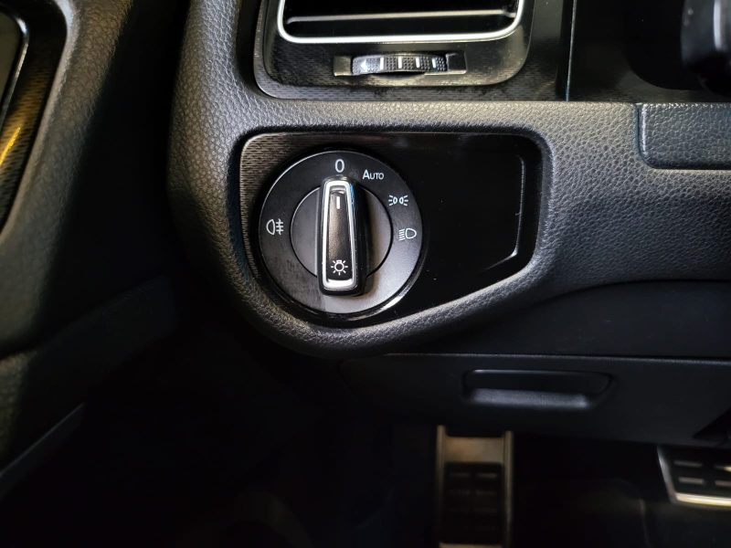 VOLKSWAGEN GOLF GTI 2.0 220cv / TOIT OUVRANT + DEMI LIGNE MILTEK + APPLE CARPLAY /