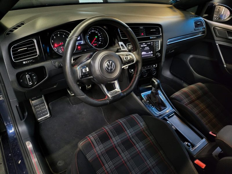 VOLKSWAGEN GOLF GTI 2.0 220cv / TOIT OUVRANT + DEMI LIGNE MILTEK + APPLE CARPLAY /