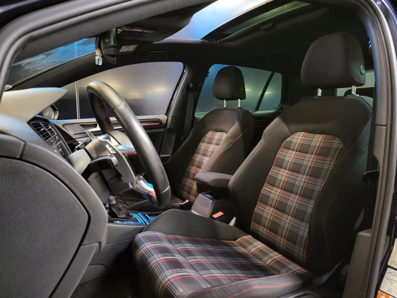 VOLKSWAGEN GOLF GTI 2.0 220cv / TOIT OUVRANT + DEMI LIGNE MILTEK + APPLE CARPLAY /