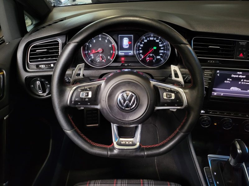 VOLKSWAGEN GOLF GTI 2.0 220cv / TOIT OUVRANT + DEMI LIGNE MILTEK + APPLE CARPLAY /