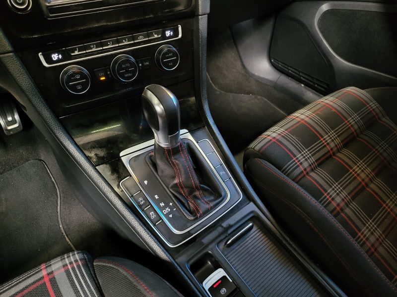 VOLKSWAGEN GOLF GTI 2.0 220cv / TOIT OUVRANT + DEMI LIGNE MILTEK + APPLE CARPLAY /