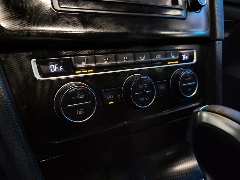 VOLKSWAGEN GOLF GTI 2.0 220cv / TOIT OUVRANT + DEMI LIGNE MILTEK + APPLE CARPLAY /