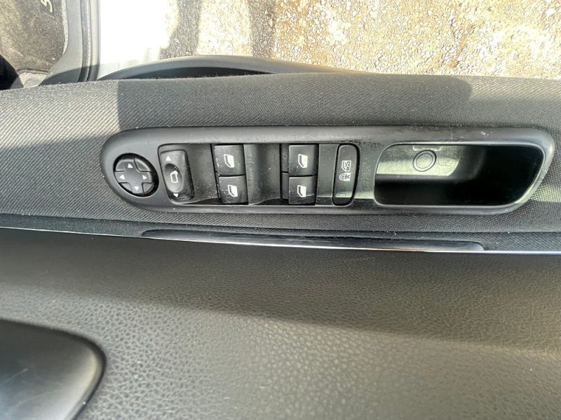 PEUGEOT 5008 1.6 HDI - 8V TURBO