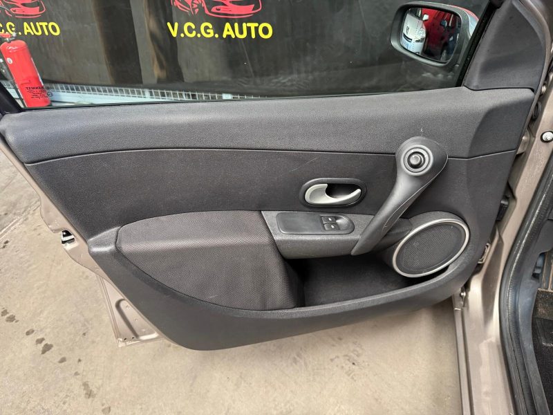 RENAULT CLIO ESTATE 1.2 Tce 100 Dynamique 