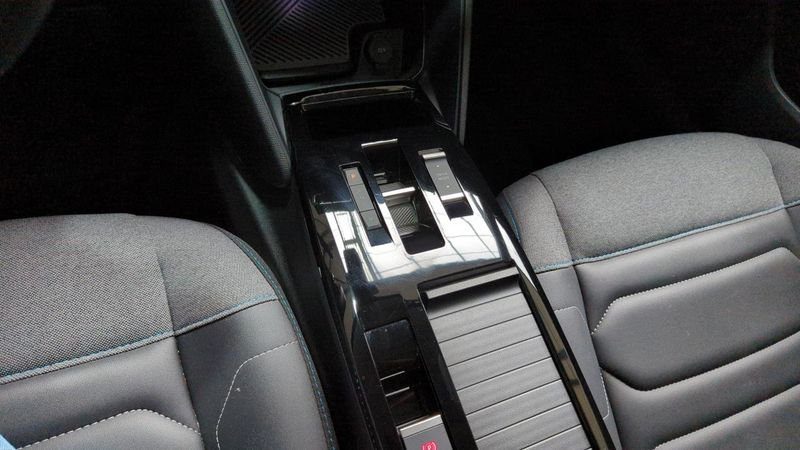 Citroën C4 Puretech 130 eat8 max + camera 360 + toit pano