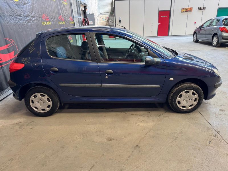 PEUGEOT 206 1.4i 75 XT 