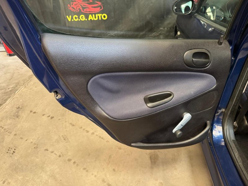 PEUGEOT 206 1.4i 75 XT 