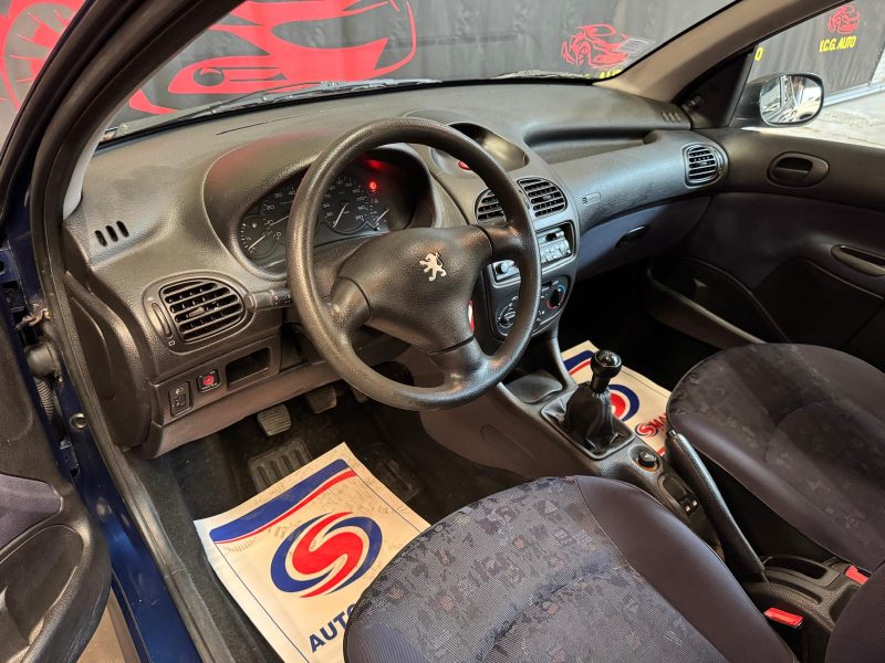 PEUGEOT 206 1.4i 75 XT 