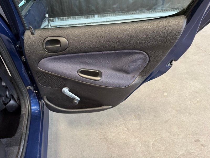 PEUGEOT 206 1.4i 75 XT 