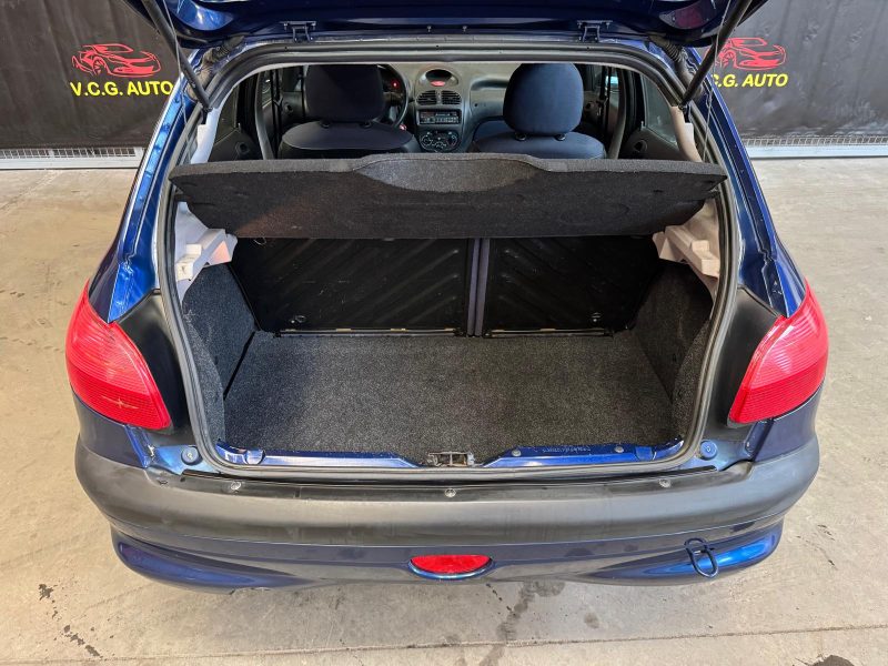 PEUGEOT 206 1.4i 75 XT 