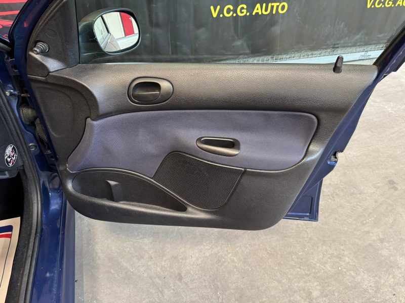 PEUGEOT 206 1.4i 75 XT 