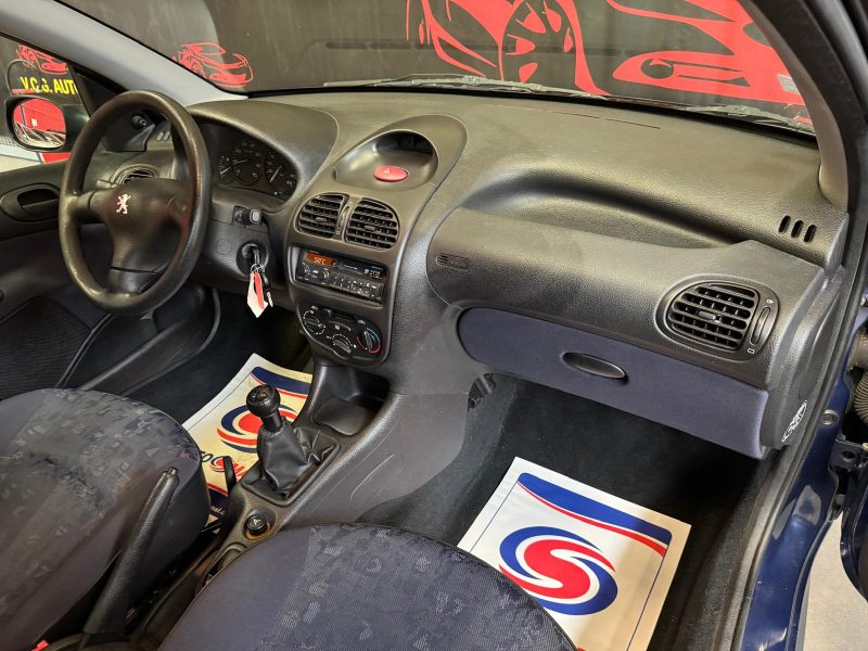 PEUGEOT 206 1.4i 75 XT 