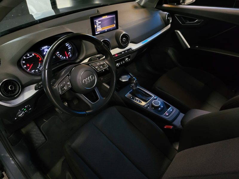 AUDI Q2 1.0 TSI 116cv BUSINESS LINE / SUIVI AUDI / TOIT OUVRANT / CARPLAY / SIEGES CHAUFFANTS