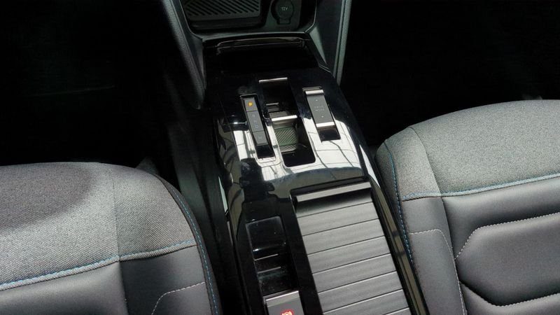 Citroën C4 Puretech 130 eat8 max + camera 360 + toit pano