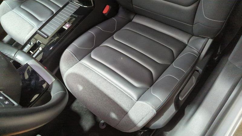 Citroën C4 Puretech 130 eat8 max + camera 360 + toit pano