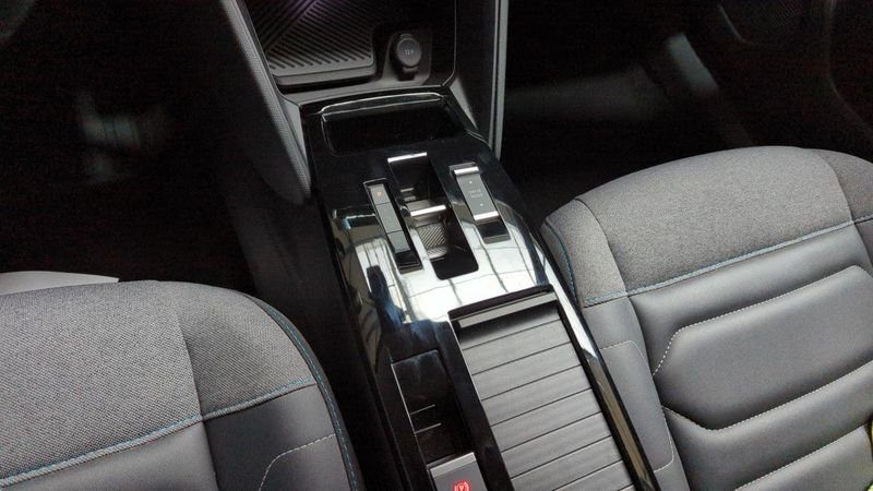 Citroën C4 Puretech 130 eat8 max + camera 360 + toit pano