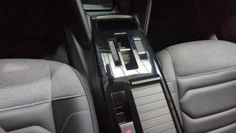 Citroën C4 Puretech 130 eat8 max + camera 360 + toit pano