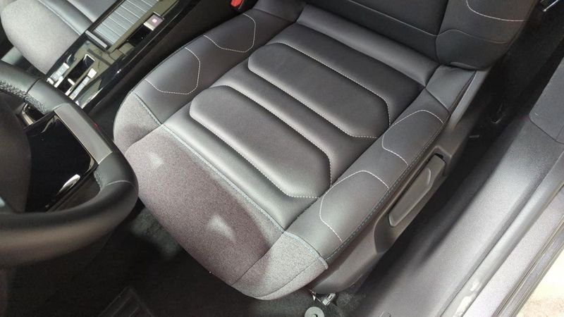 Citroën C4 Puretech 130 eat8 max + camera 360 + toit pano