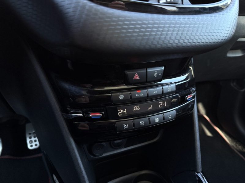 PEUGEOT 2008 1.5 BlueHDI 100 GT Line APPLE CARPLAY / CAMERA / TOIT PANO