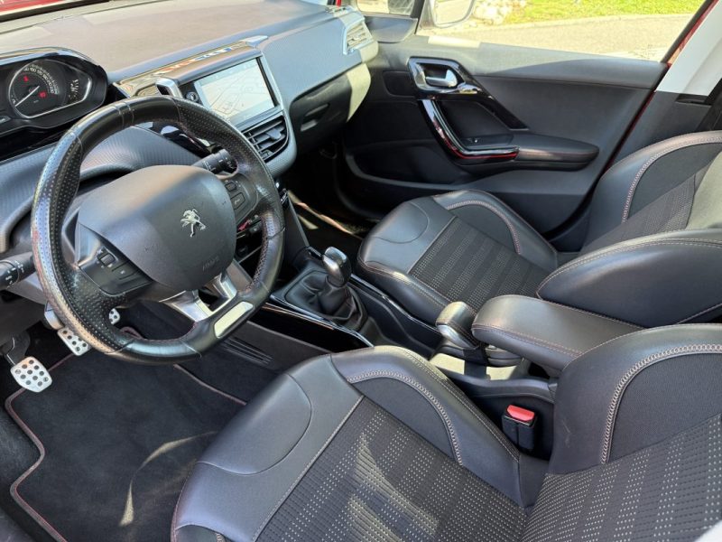 PEUGEOT 2008 1.5 BlueHDI 100 GT Line APPLE CARPLAY / CAMERA / TOIT PANO