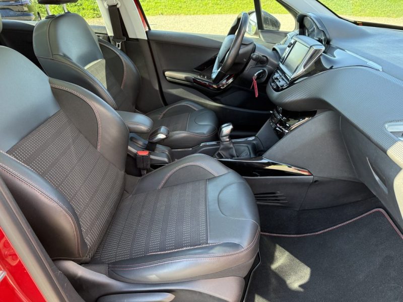 PEUGEOT 2008 1.5 BlueHDI 100 GT Line APPLE CARPLAY / CAMERA / TOIT PANO